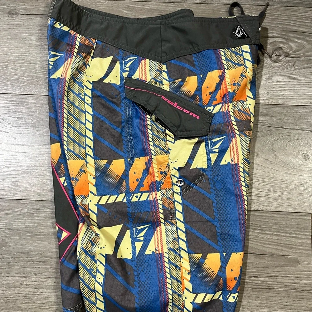 Volcom Board Shorts - Picture 4 of 6